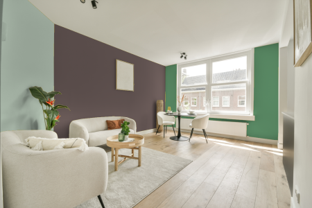 kamer in kleur Ppg1015-6 met designkleuren op de wanden