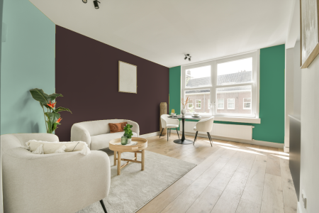 kamer in kleur Ppg1015-7 met designkleuren op de wanden