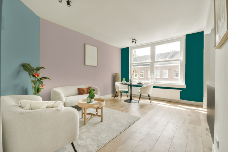 kamer in kleur Ppg1016-2 met designkleuren op de wanden