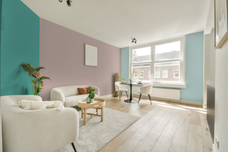 kamer in kleur Ppg1016-3 met designkleuren op de wanden