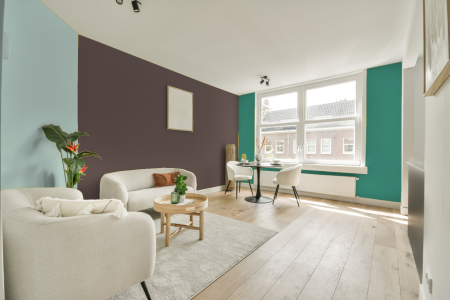 kamer in kleur Ppg1017-6 met designkleuren op de wanden