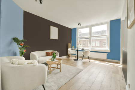 kamer in kleur Ppg1020-7 met designkleuren op de wanden