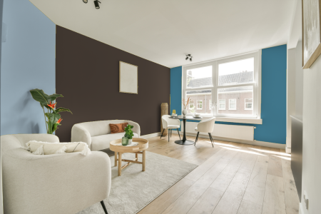 kamer in kleur Ppg1021-7 met designkleuren op de wanden