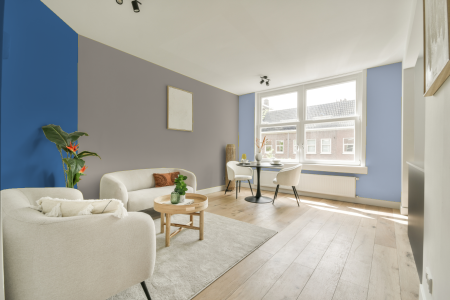 kamer in kleur Ppg1022-3 met designkleuren op de wanden