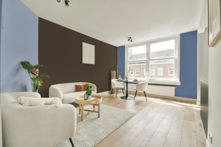 kamer in kleur Ppg1025-7 met designkleuren op de wanden