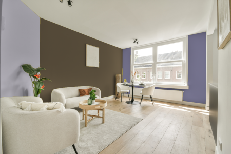 kamer in kleur Ppg1027-6 met designkleuren op de wanden