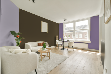 kamer in kleur Ppg1027-7 met designkleuren op de wanden