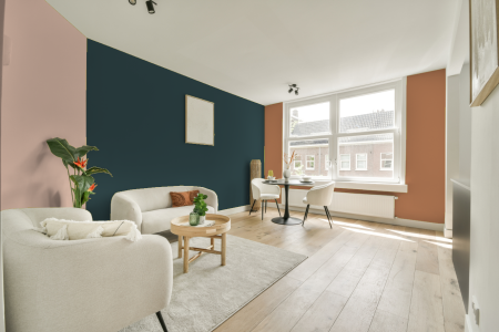 kamer in kleur Ppg1034-7 met designkleuren op de wanden