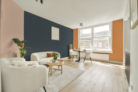 kamer in kleur Ppg1037-6 met designkleuren op de wanden