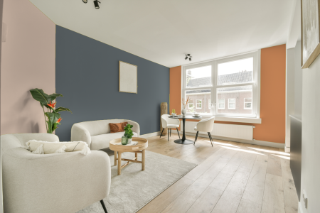 kamer in kleur Ppg1039-5 met designkleuren op de wanden