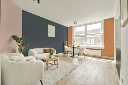 kamer in kleur Ppg1039-6 met designkleuren op de wanden