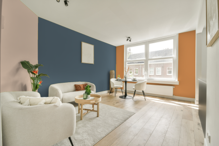 kamer in kleur Ppg1040-6 met designkleuren op de wanden