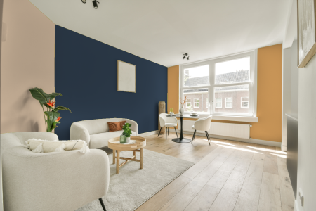 kamer in kleur Ppg1042-7 met designkleuren op de wanden