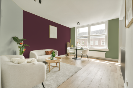 kamer in kleur Ppg1049-7 met designkleuren op de wanden