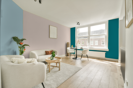 kamer in kleur Ppg1052-1 met designkleuren op de wanden