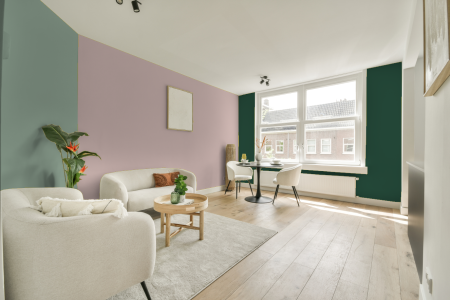 kamer in kleur Ppg1054-3 met designkleuren op de wanden