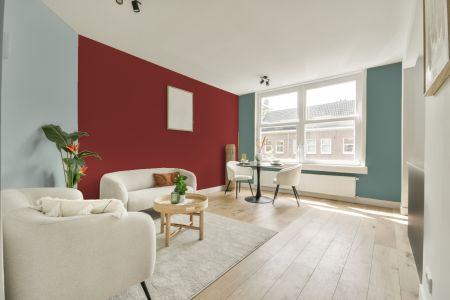 kamer in kleur Ppg1057-7 met designkleuren op de wanden