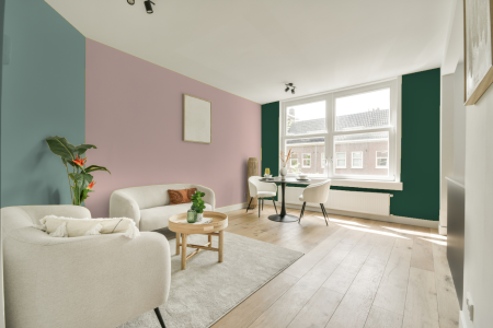 kamer in kleur Ppg1058-3 met designkleuren op de wanden