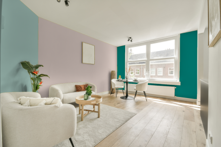 kamer in kleur Ppg1059-1 met designkleuren op de wanden