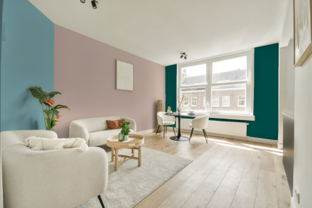 kamer in kleur Ppg1061-3 met designkleuren op de wanden