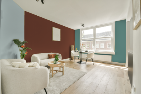 kamer in kleur Ppg1062-7 met designkleuren op de wanden