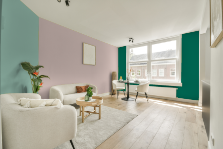 kamer in kleur Ppg1065-2 met designkleuren op de wanden