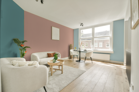 kamer in kleur Ppg1068-4 met designkleuren op de wanden