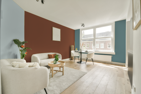 kamer in kleur Ppg1068-7 met designkleuren op de wanden