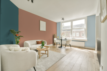 kamer in kleur Ppg1069-4 met designkleuren op de wanden