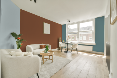 kamer in kleur Ppg1069-6 met designkleuren op de wanden