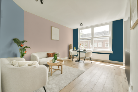 kamer in kleur Ppg1070-1 met designkleuren op de wanden