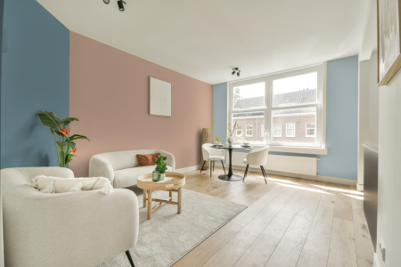 kamer in kleur Ppg1070-3 met designkleuren op de wanden