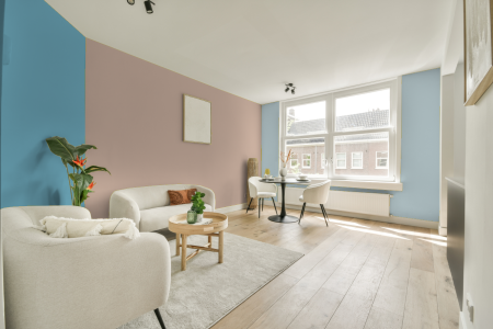 kamer in kleur Ppg1071-3 met designkleuren op de wanden