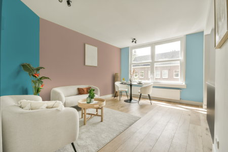 kamer in kleur Ppg1071-4 met designkleuren op de wanden