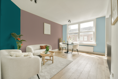 kamer in kleur Ppg1072-4 met designkleuren op de wanden