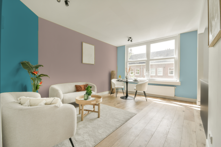 kamer in kleur Ppg1073-4 met designkleuren op de wanden