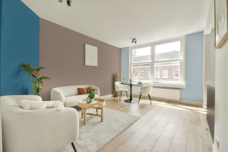 kamer in kleur Ppg1074-4 met designkleuren op de wanden