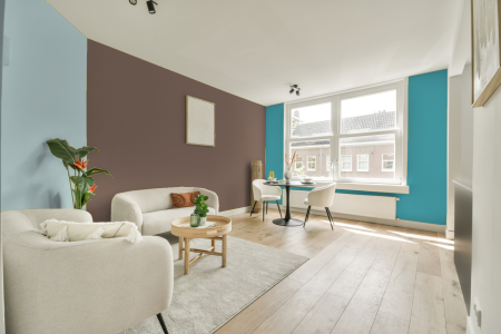 kamer in kleur Ppg1074-5 met designkleuren op de wanden