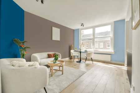 kamer in kleur Ppg1076-4 met designkleuren op de wanden