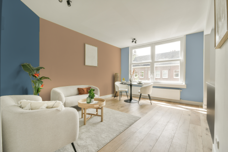 kamer in kleur Ppg1080-3 met designkleuren op de wanden