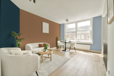 kamer in kleur Ppg1080-5 met designkleuren op de wanden