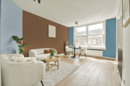 kamer in kleur Ppg1080-6 met designkleuren op de wanden