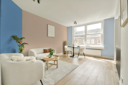 kamer in kleur Ppg1081-2 met designkleuren op de wanden