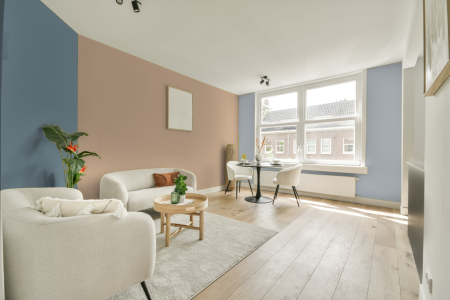 kamer in kleur Ppg1081-3 met designkleuren op de wanden