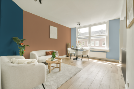 kamer in kleur Ppg1082-5 met designkleuren op de wanden