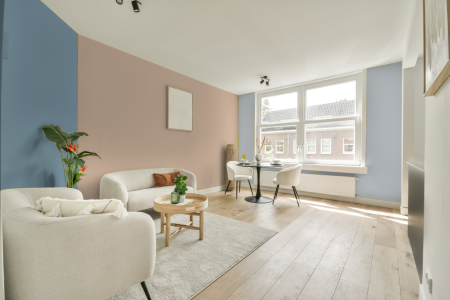 kamer in kleur Ppg1083-4 met designkleuren op de wanden