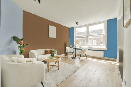 kamer in kleur Ppg1083-6 met designkleuren op de wanden