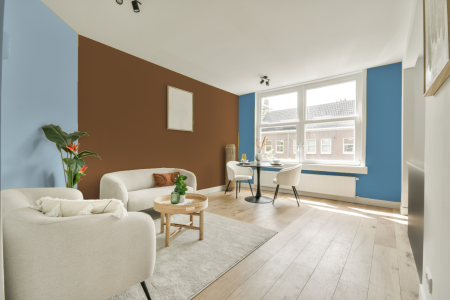 kamer in kleur Ppg1083-7 met designkleuren op de wanden