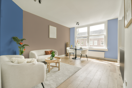 kamer in kleur Ppg1085-4 met designkleuren op de wanden