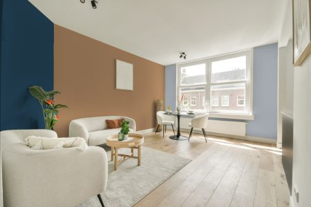 kamer in kleur Ppg1088-5 met designkleuren op de wanden